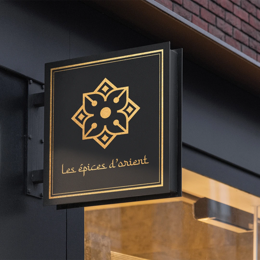 Les épices d’Orient — Enseigne drapeau, en situation sur la façade